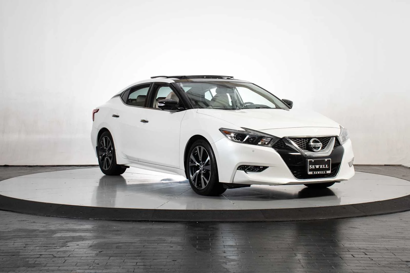 Used 2017 Pearl White Nissan Platinum image 8