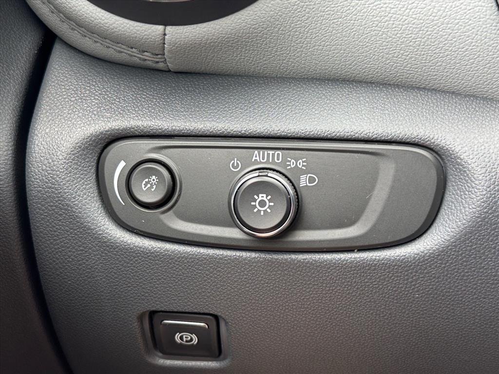 Used 2020 SUMMIT WHITE Chevrolet LT image 17