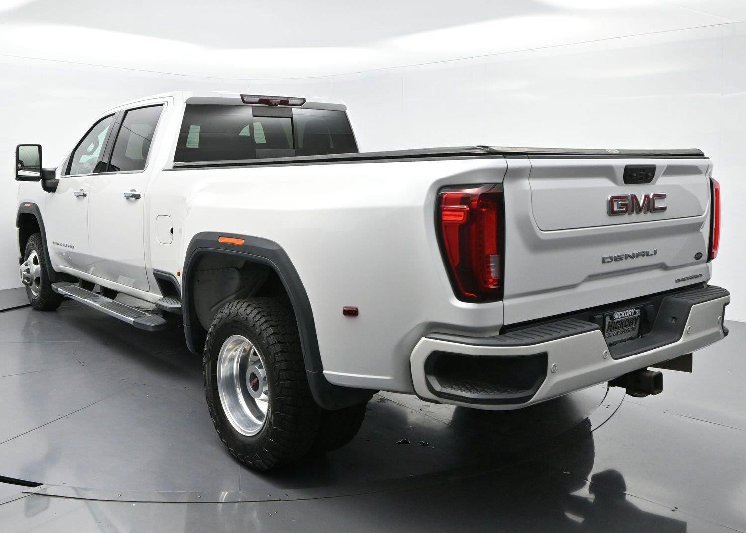 Used 2022 White Frost Tricoat GMC Denali image 5