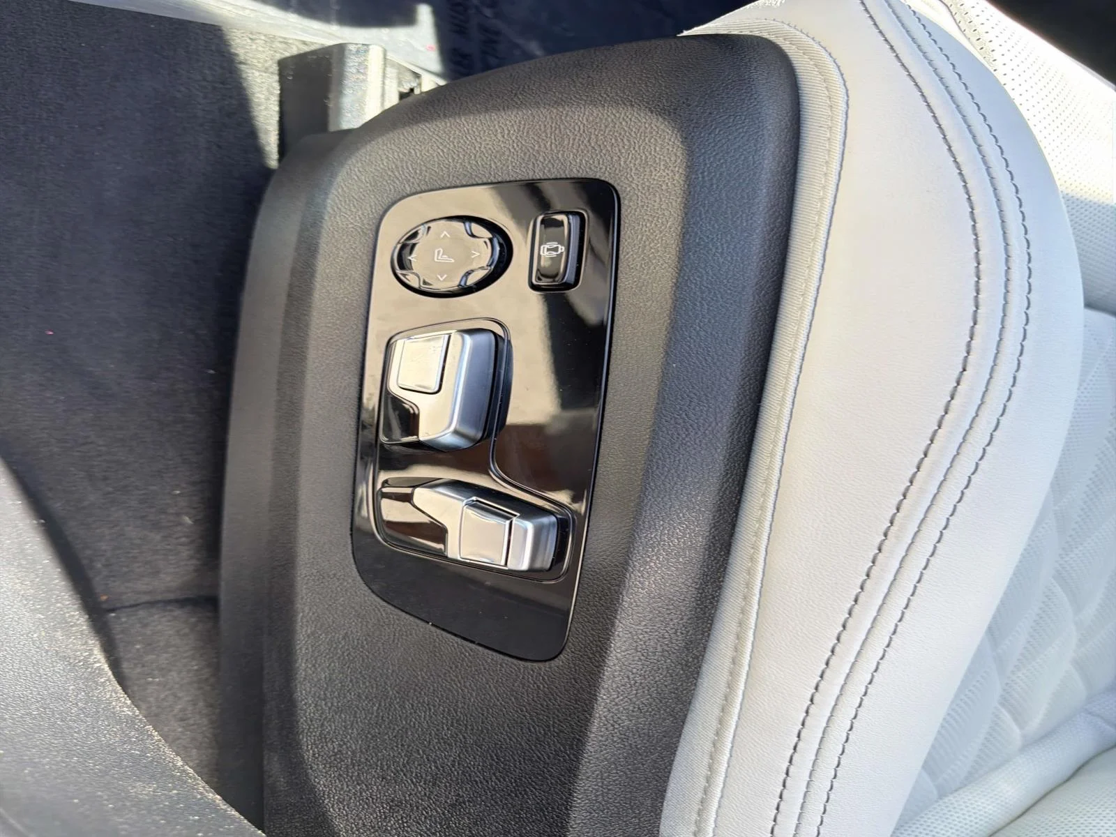 New 2026 Mineral White Metallic BMW xDrive50e Plug-In Hybrid image 19