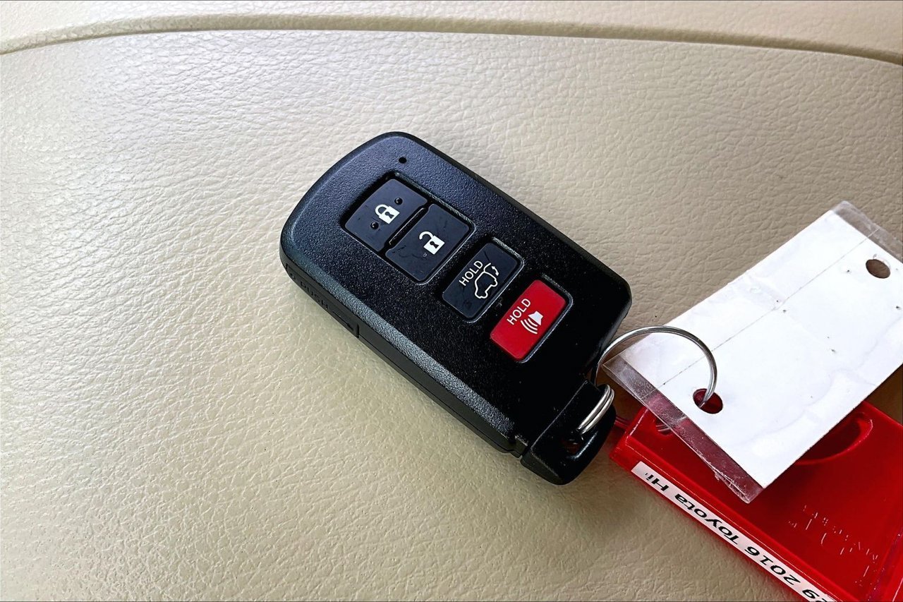 Used 2016 Red Toyota XLE V6 image 36