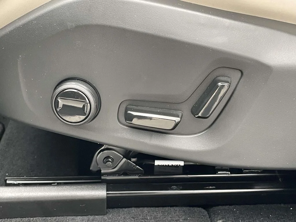 New 2026 Onyx Black Metallic Volvo Core image 7