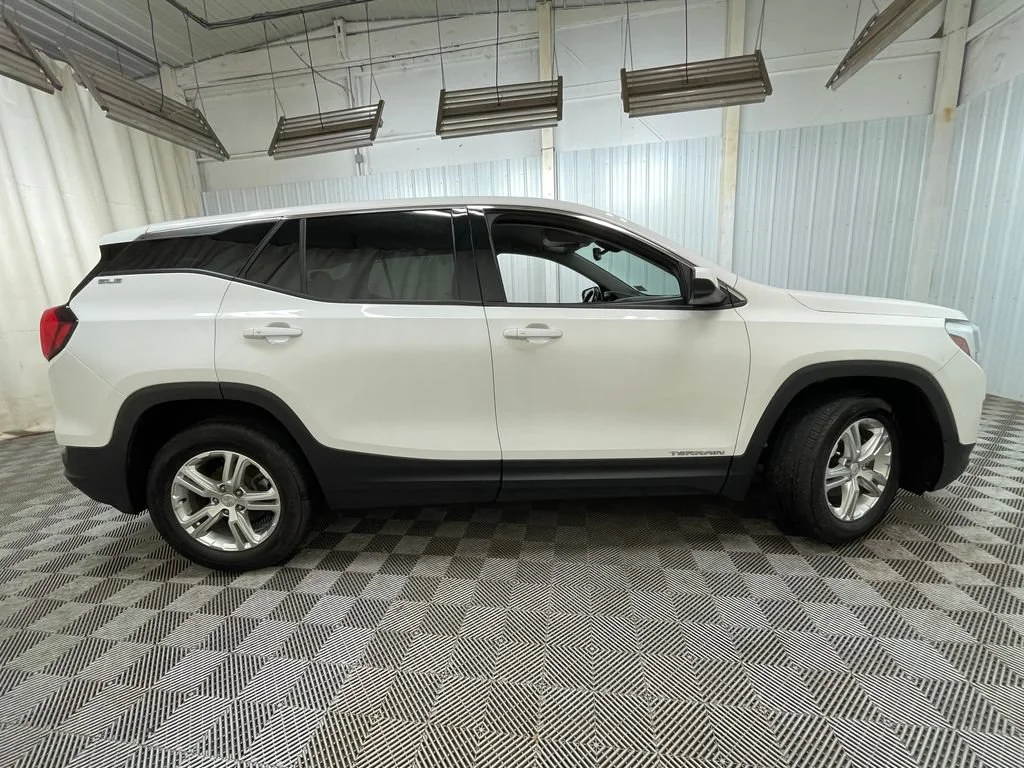 Certified Used 2019 SUMMIT WHITE GMC SLE image 16