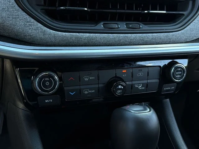Used 2025 Silver Jeep Latitude image 24