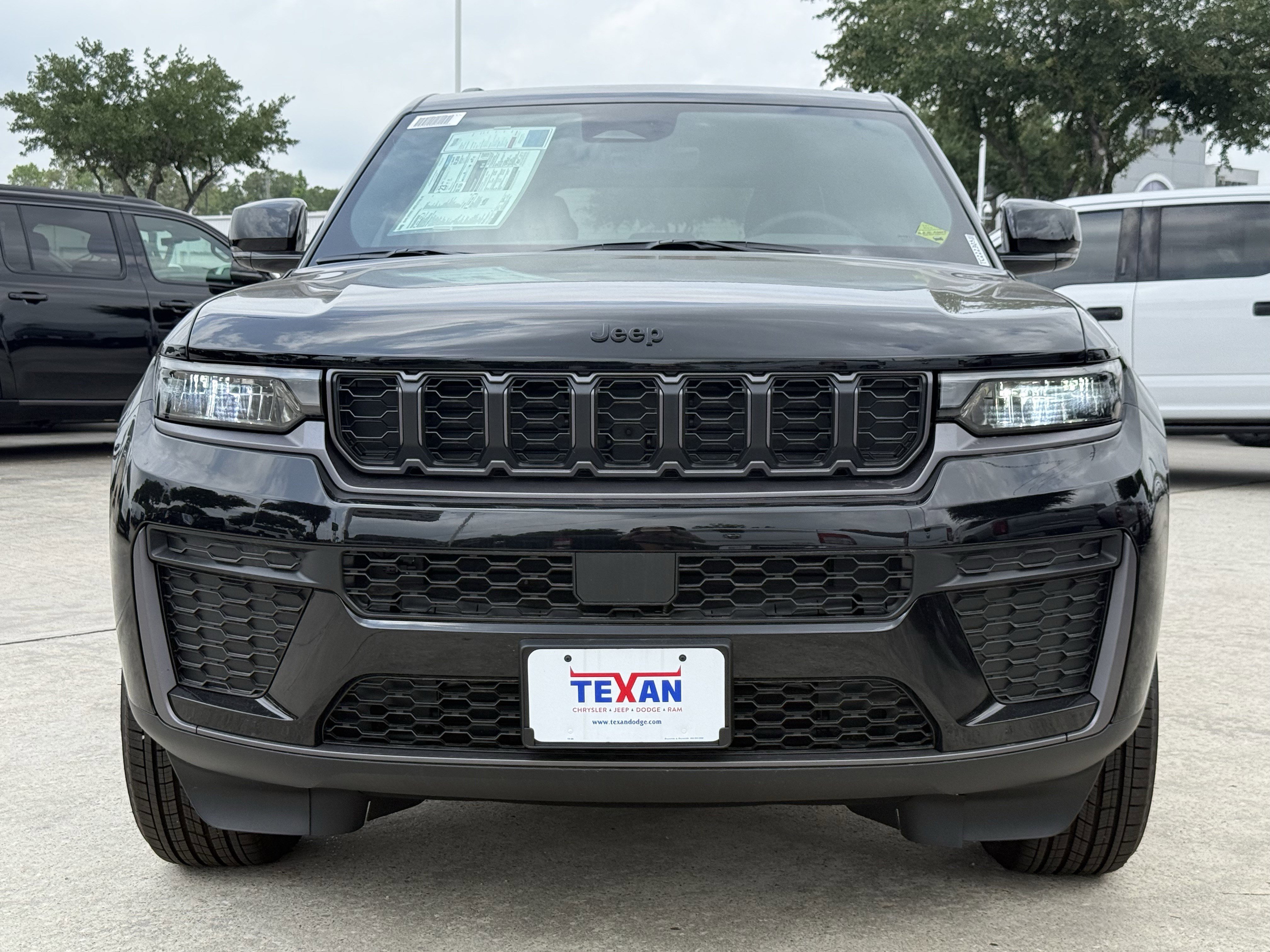 New 2026 Diamond Black Crystal Pearl-Coat Exterior Paint Jeep Laredo Altitude image 6