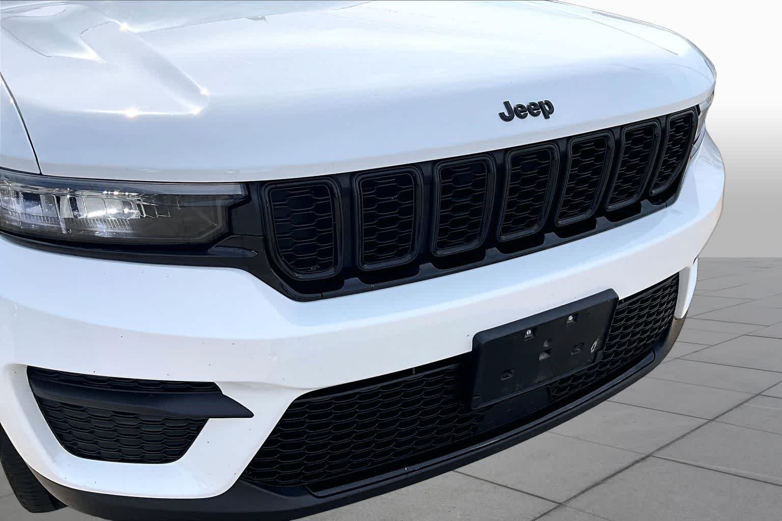 Used 2022 Bright White Clearcoat Jeep Altitude image 29