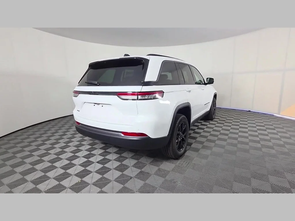 New 2026 Bright White Clear-Coat Exterior Paint Jeep Laredo Altitude image 26