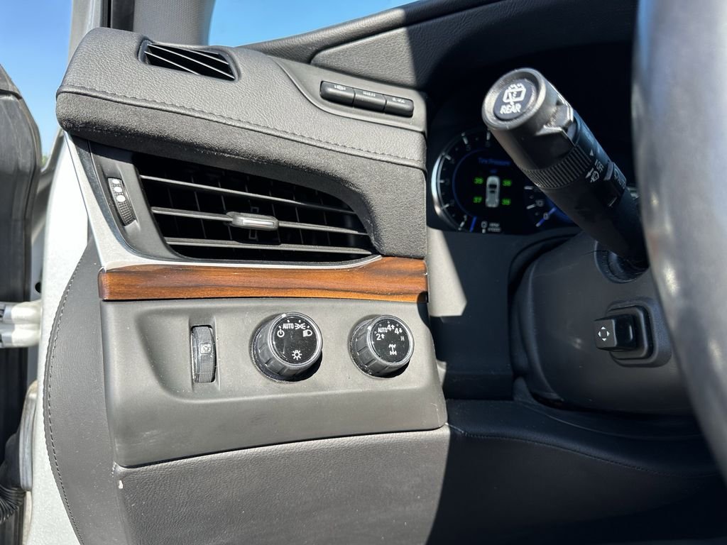 Used 2020 Silver Cadillac Luxury image 36