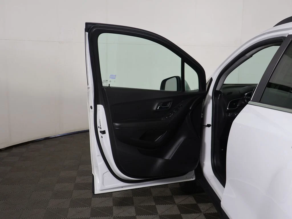 Used 2020 White Chevrolet LT image 15