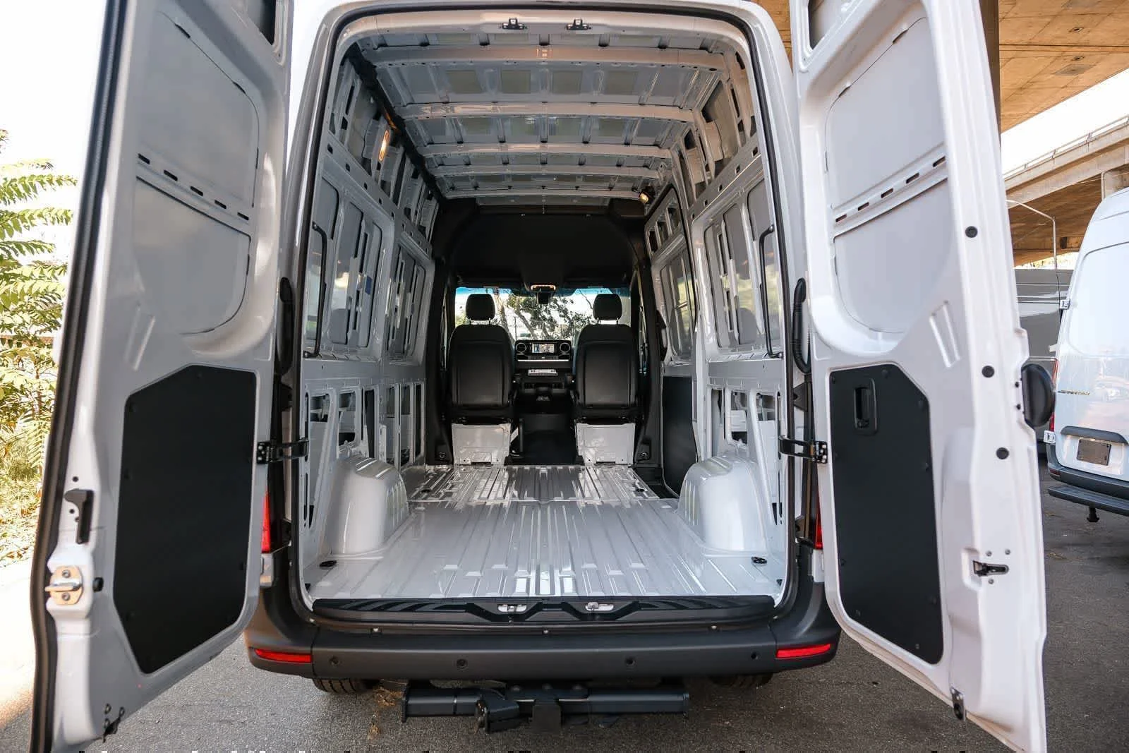 New 2026 Arctic White Mercedes-Benz Cargo 144WB High Roof RWD 2.0L I4 Diesel Turbo HO image 25