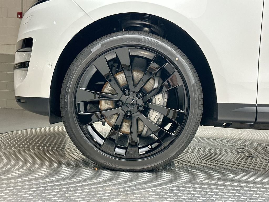 New 2026 Fuji White Land Rover SE image 5