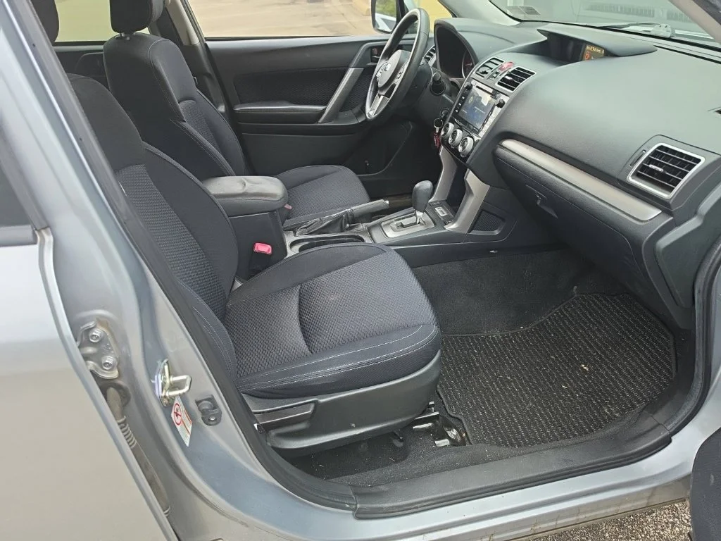 Used 2017 Silver Subaru 2.5i Premium image 4