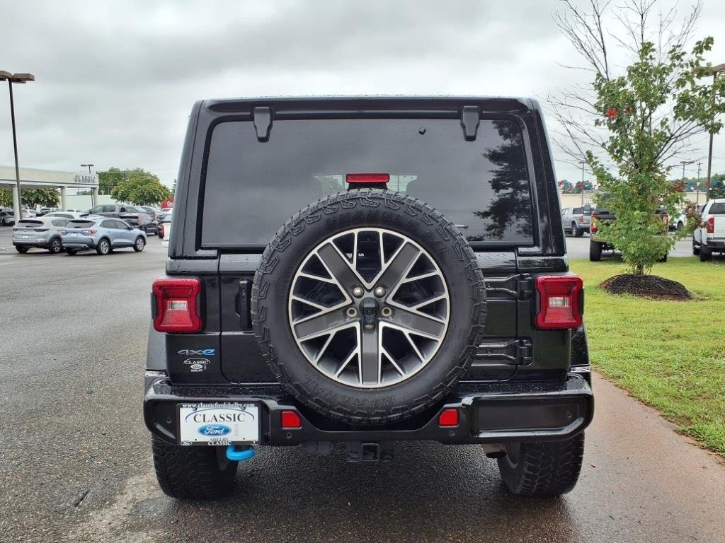 Used 2024 Black Clearcoat Jeep High Altitude image 19