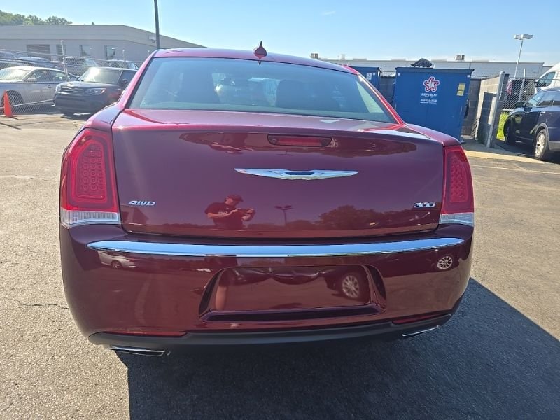 Used 2018 Red Chrysler Limited image 6