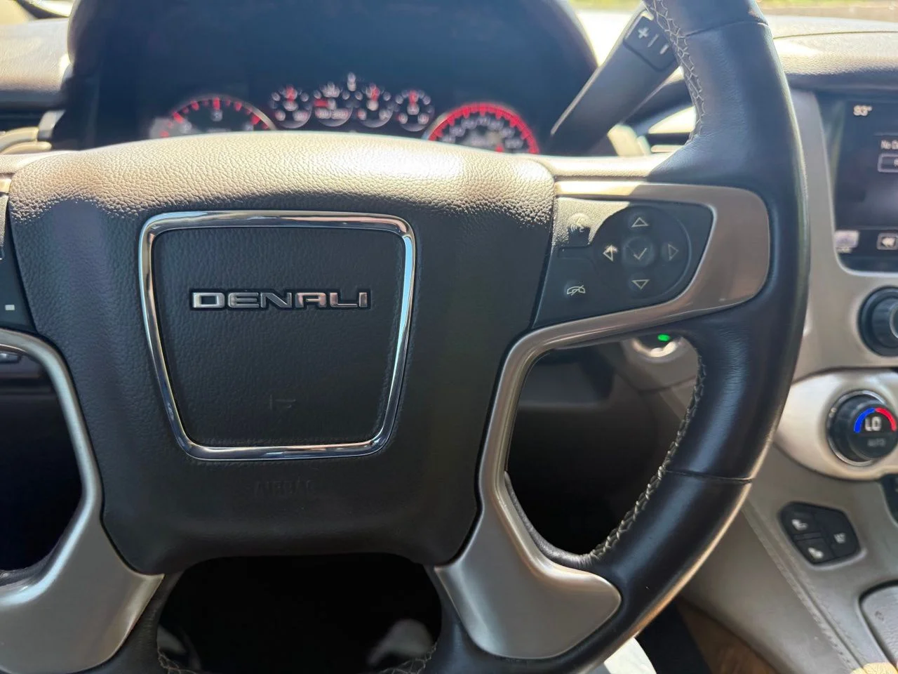 Used 2015 White Diamond Tricoat GMC Denali image 18