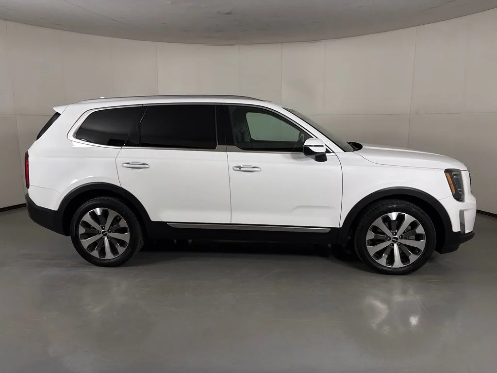 Used 2022 White Kia S image 9