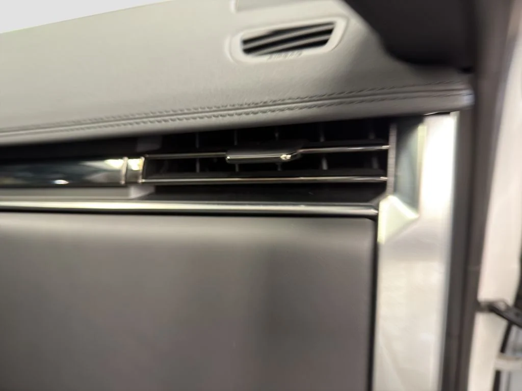 Used 2023 White Land Rover SE image 37