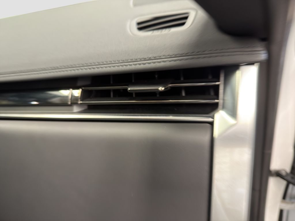 Used 2023 White Land Rover SE image 37