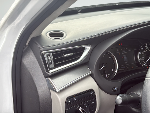 Used 2023 White INFINITI LUXE image 30