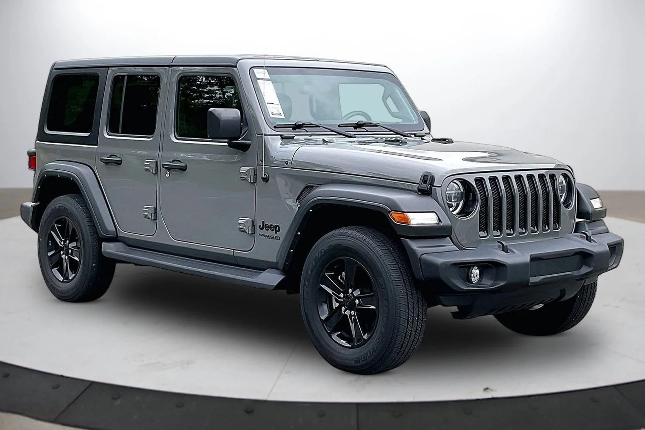Used 2022 Gray Jeep Sport Altitude image 2