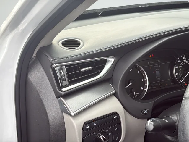 Used 2023 White INFINITI LUXE image 30