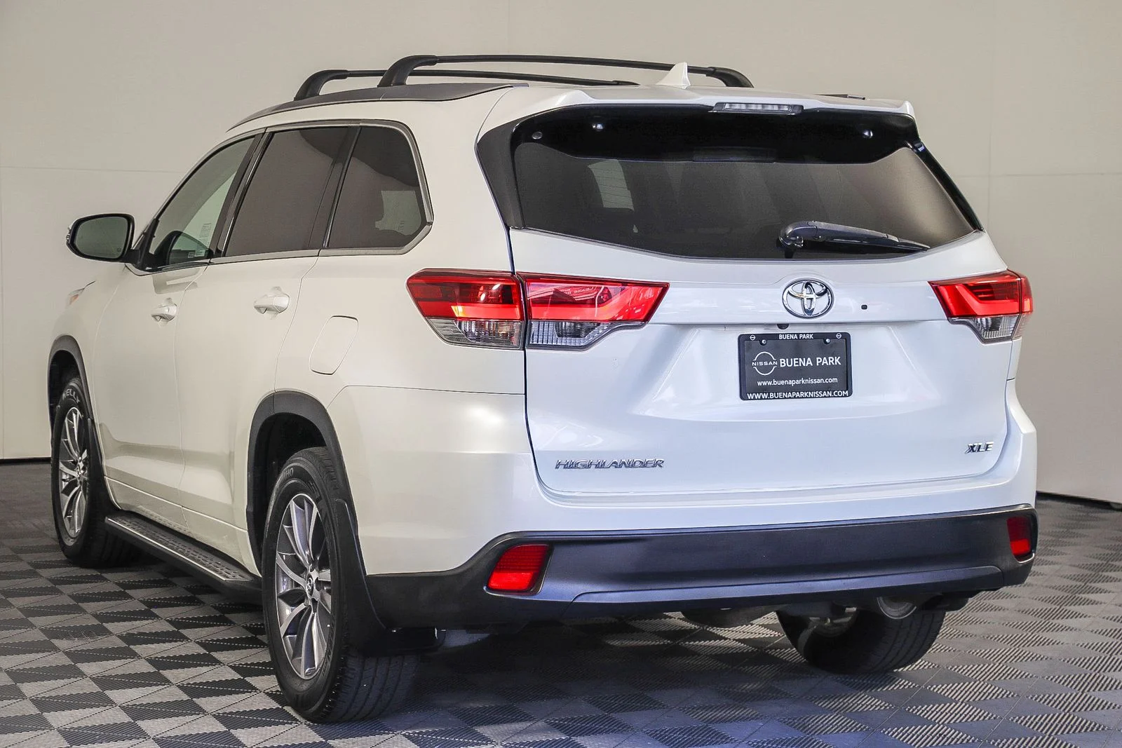Used 2018 White Toyota XLE image 3