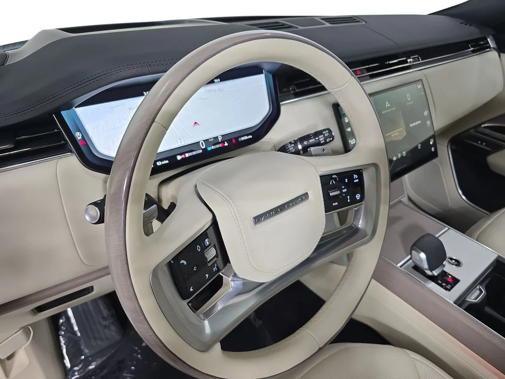Used 2025  Land Rover SE image 4