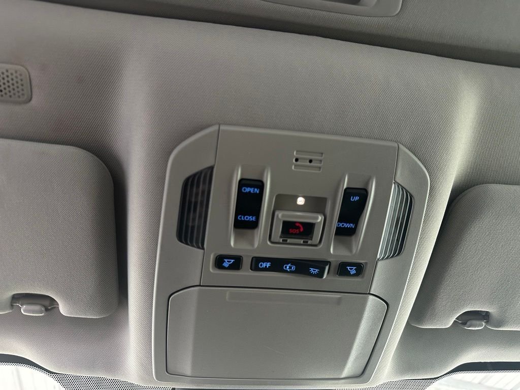 Used 2020  Toyota XLE image 25