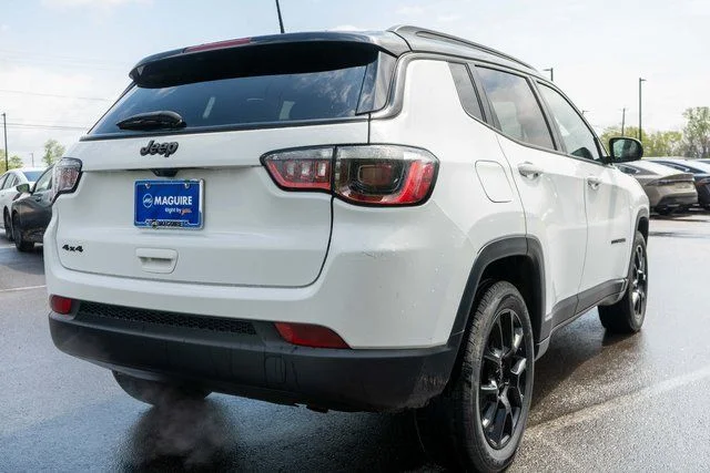 Used 2023 White Jeep Latitude image 6
