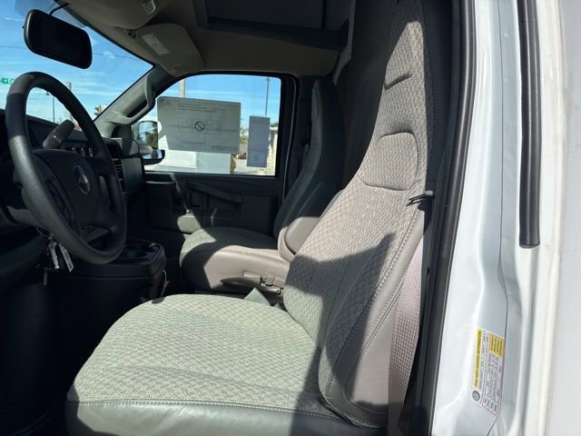 New 2025 Summit White Chevrolet 1WT image 9