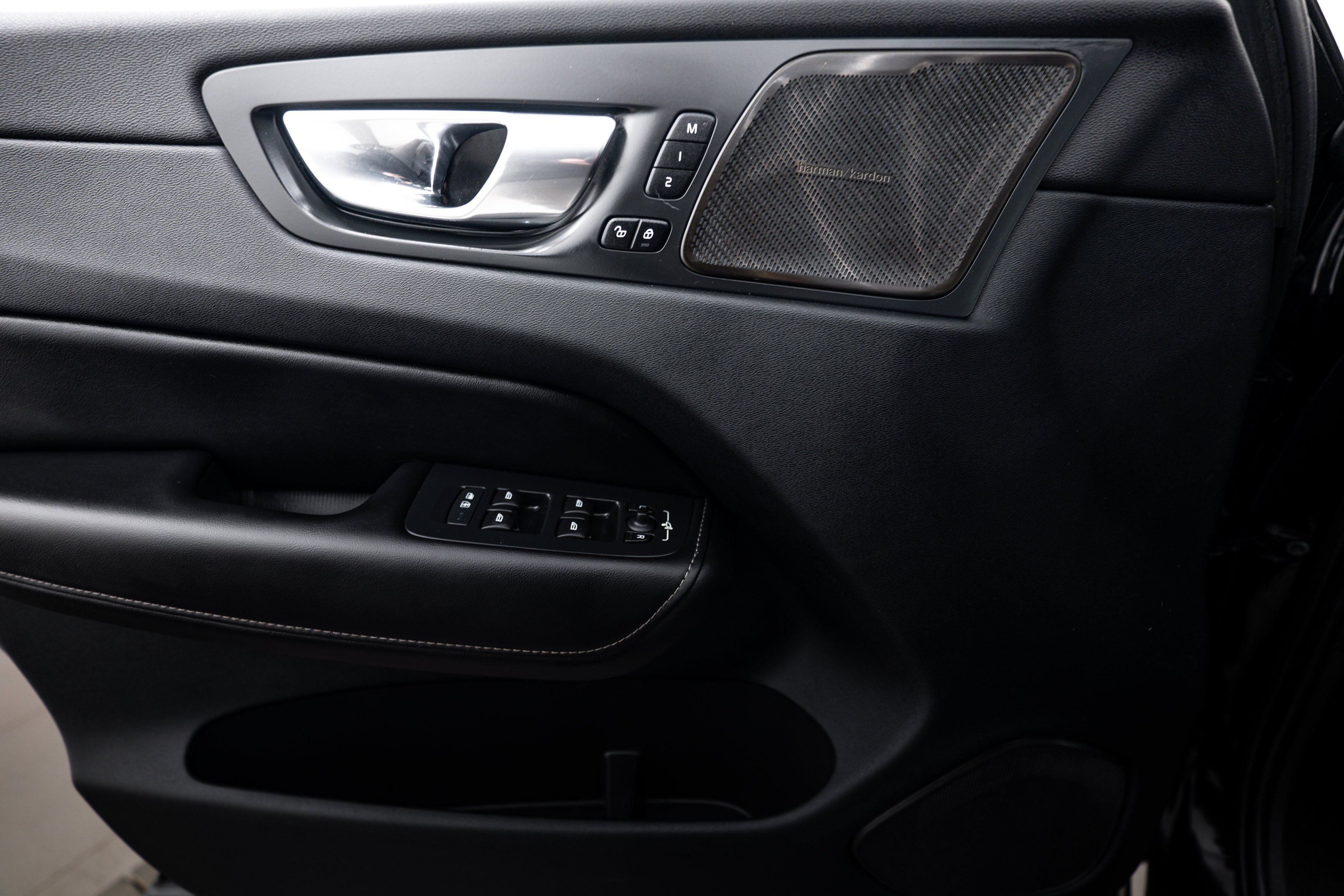 Used 2023 Onyx Black Metallic Volvo Ultimate Dark Theme image 14