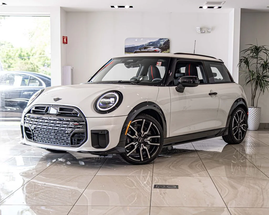 Used 2026 White MINI Signature Plus image 1