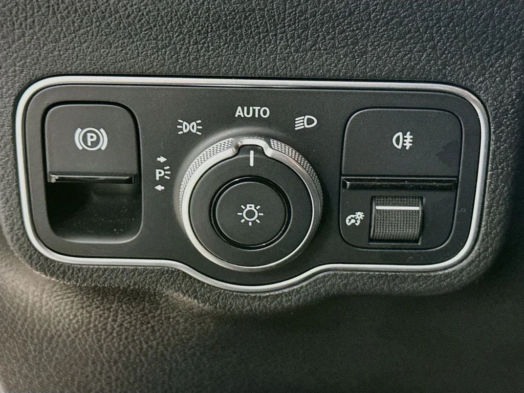 Certified Used 2025 Mountain Gray Metallic Mercedes-Benz GLA 250 image 11