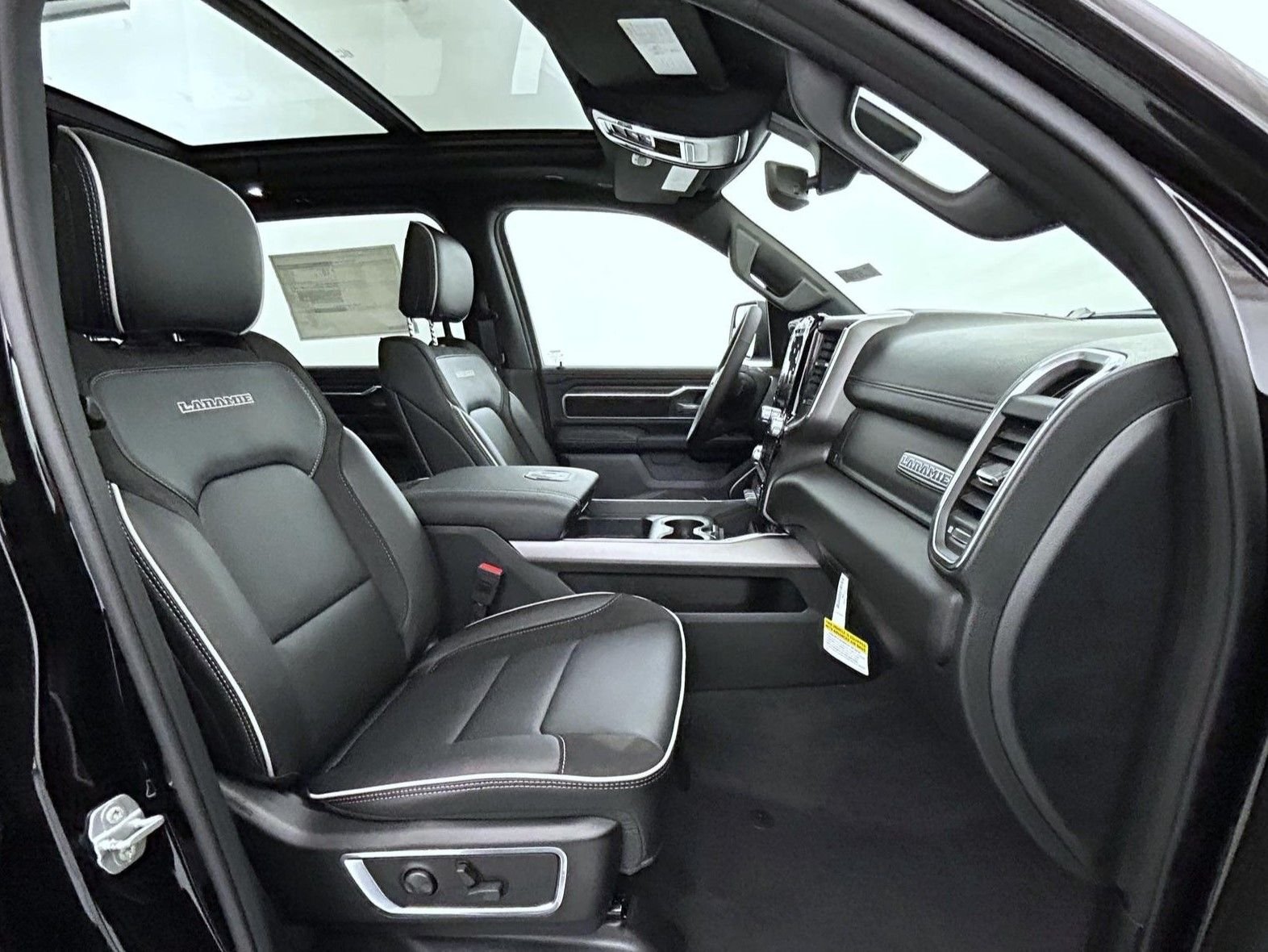 New 2027 Diamond Black Crystal Pearl-Coat Exterior Paint RAM Laramie image 15