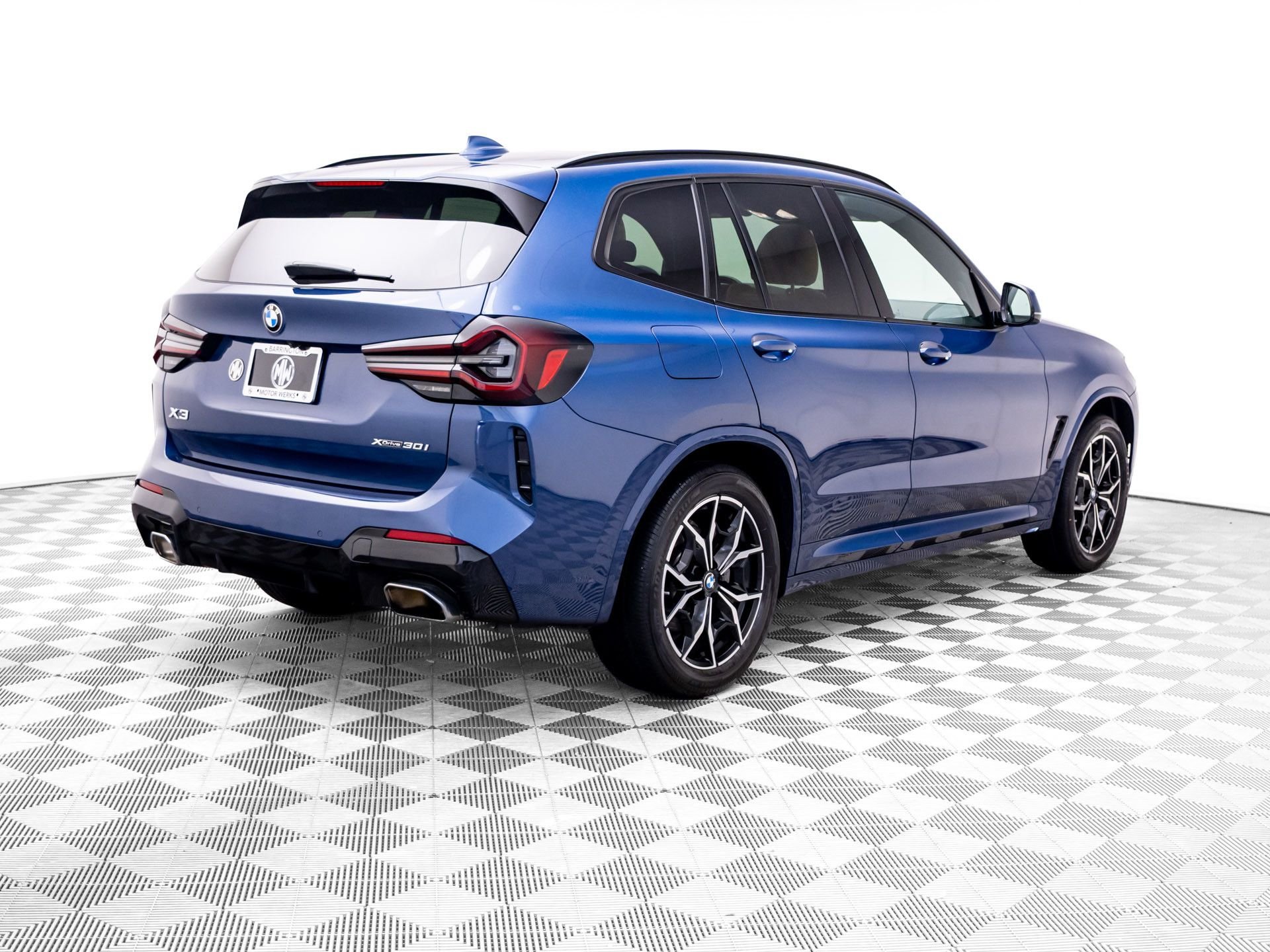 Used 2024 Blue BMW xDrive30i image 6