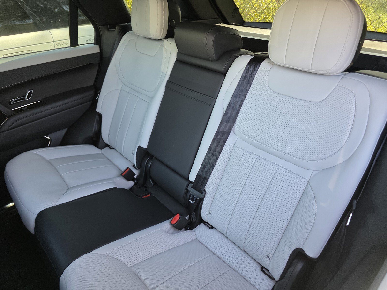 New 2026 Varesine Blue Land Rover P460e Dynamic SE PHEV image 14