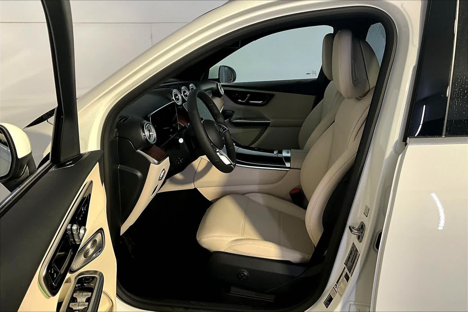 New 2026 Polar White Mercedes-Benz GLC 300 image 13