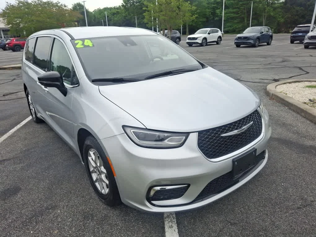 Used 2024 Silver Mist Clearcoat Chrysler Touring L image 2