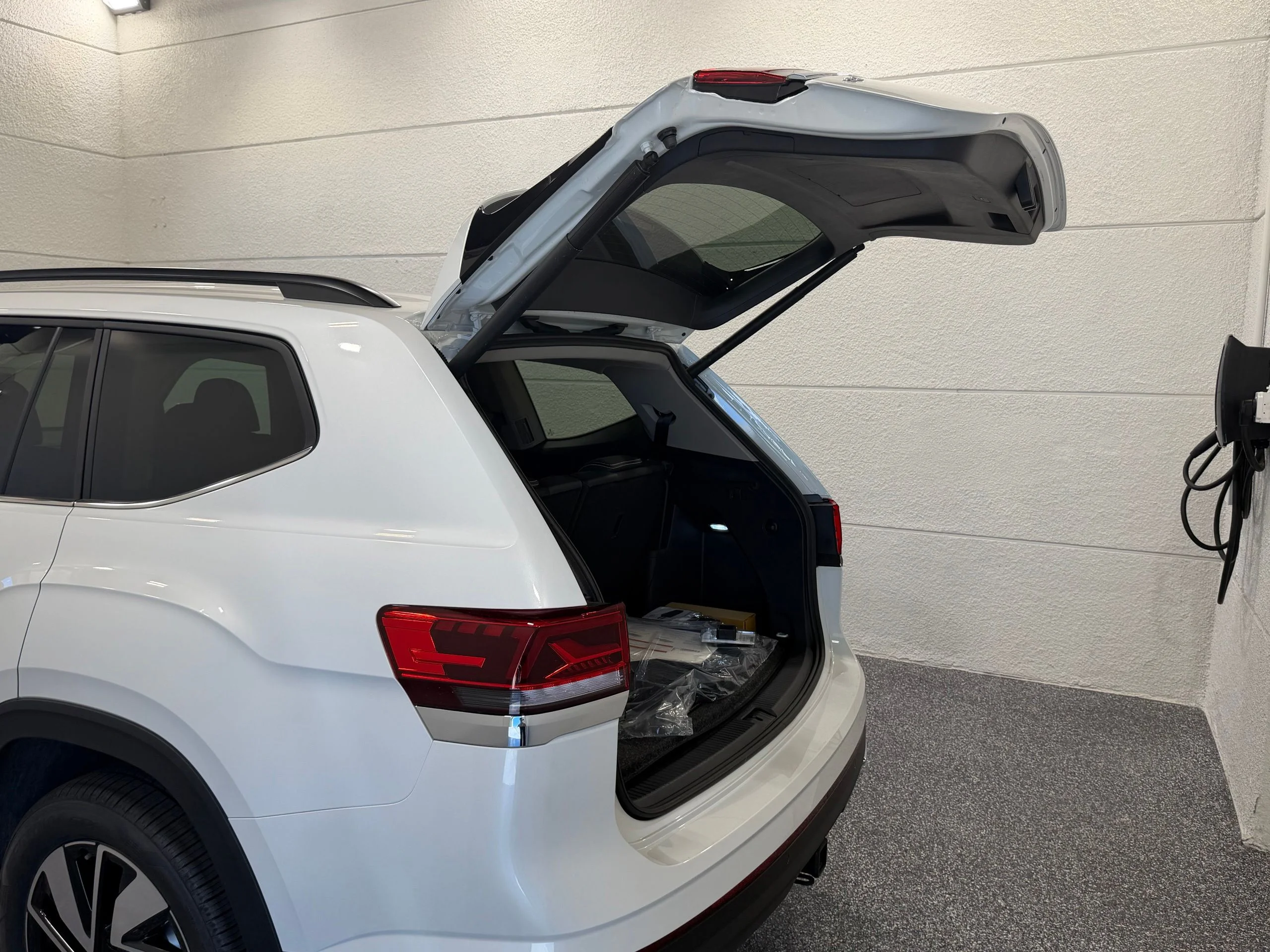 New 2026 White Volkswagen 2.0T SE w/Technology image 25
