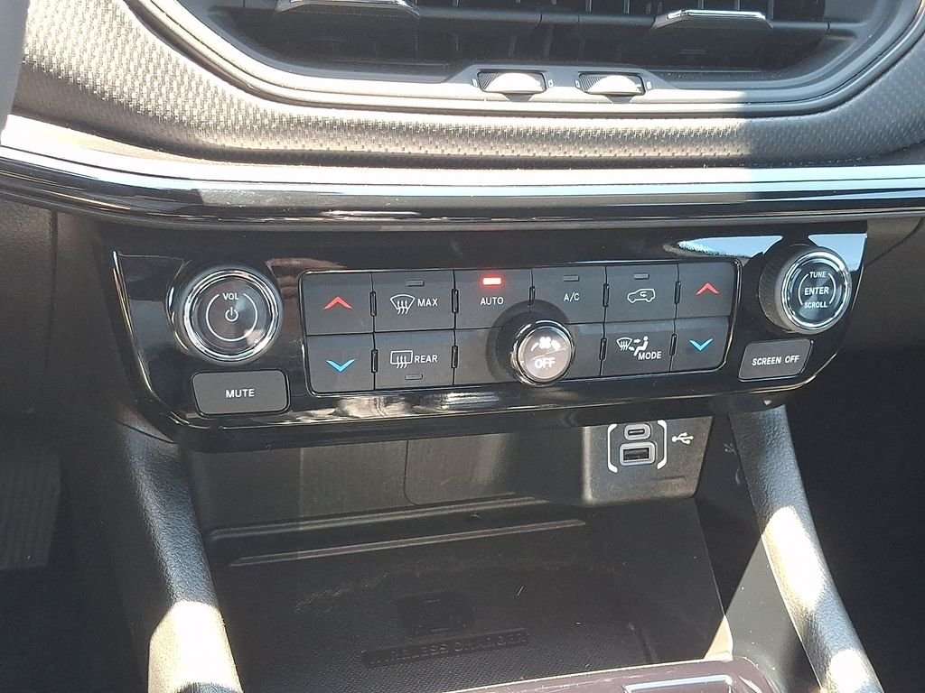 Used 2026 White Jeep Latitude image 15