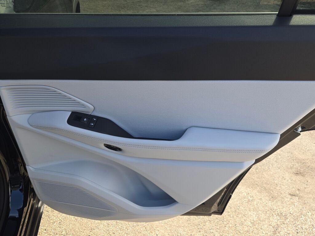 New 2026 Diamond Black Crystal Pearl-Coat Exterior Paint Jeep Laredo image 9