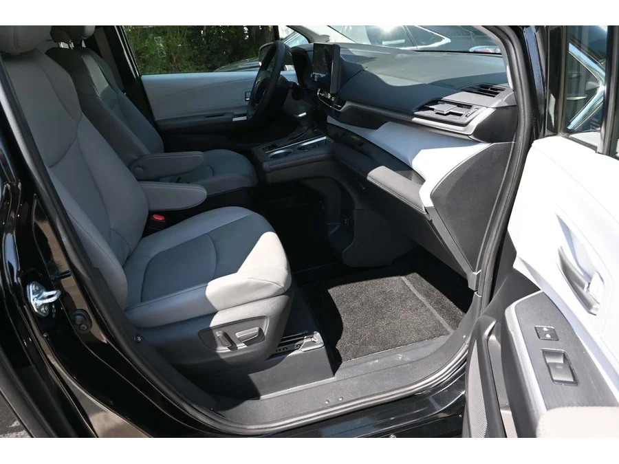 2025 Toyota Sienna XLE - Photo 15