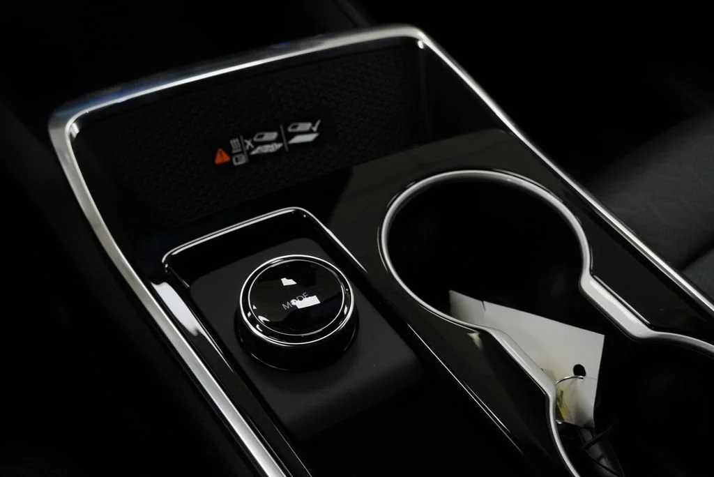 New 2027 Mosaic Black Metallic Chevrolet LT image 19