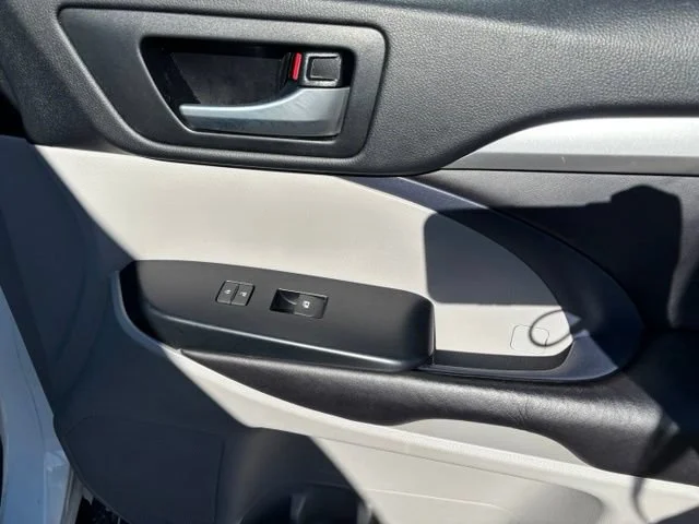 Used 2017 White Toyota XLE image 23