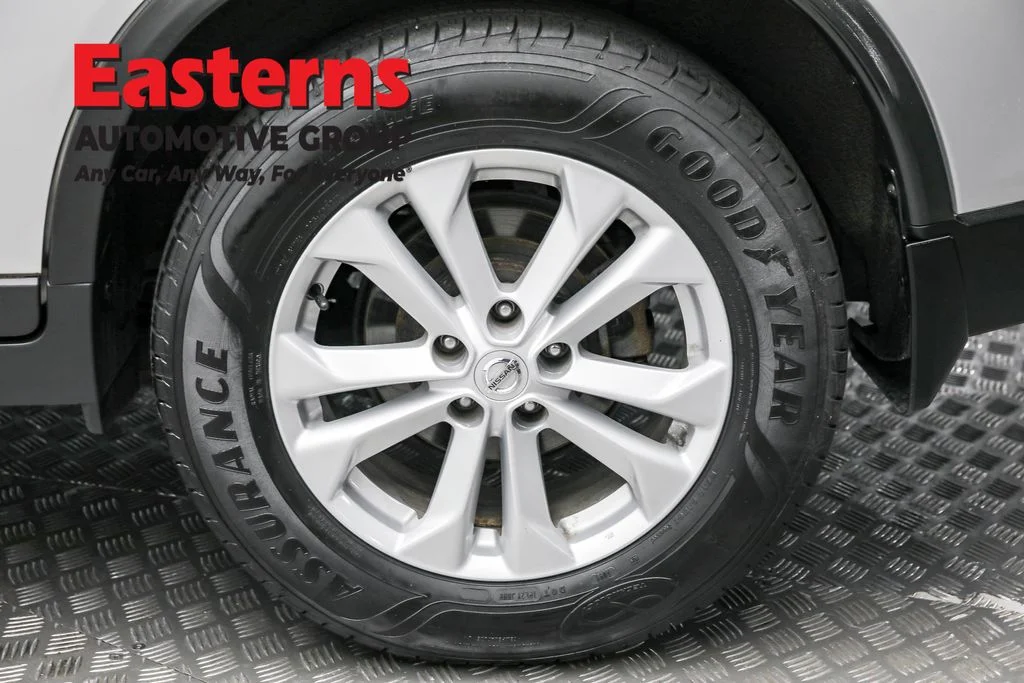 Used 2016 Silver Nissan SV image 8