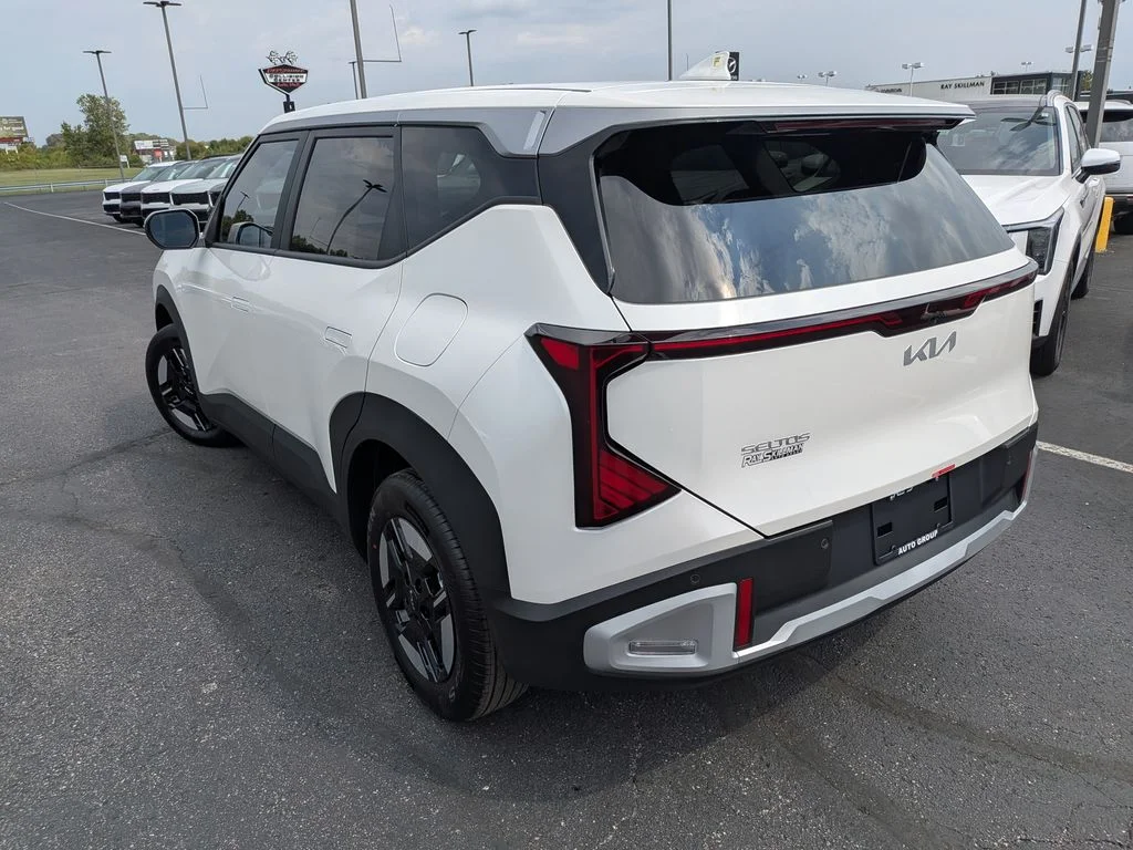New 2027 Snow White Pearl Kia LX image 32