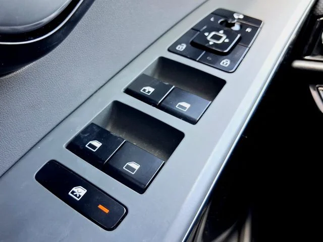 Used 2023 Black Kia EX Touring image 9