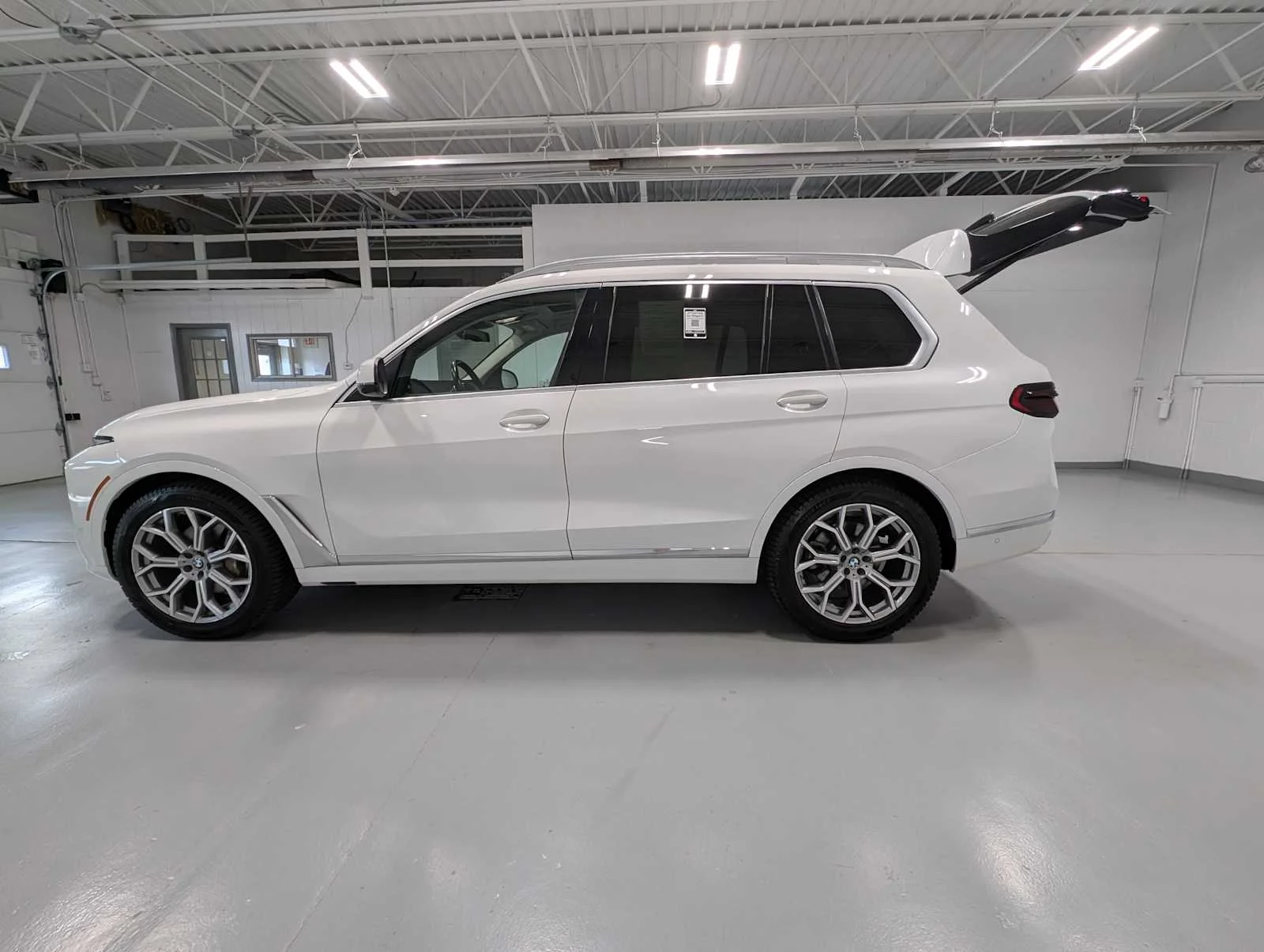 Used 2023 Alpine White BMW xDrive40i image 12
