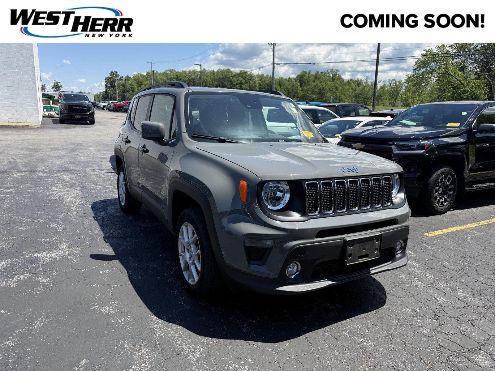 Used 2021  Jeep Latitude image 1
