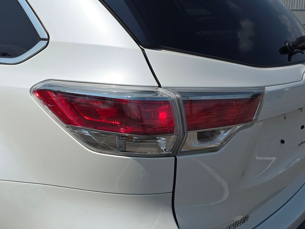 Used 2014 White Toyota XLE V6 image 16